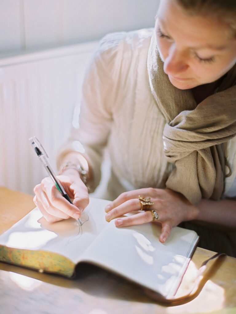 young woman writing in diary. Taking notes in notebook. Woman writing in Journal. Journaling bei Trennungsschmerz.