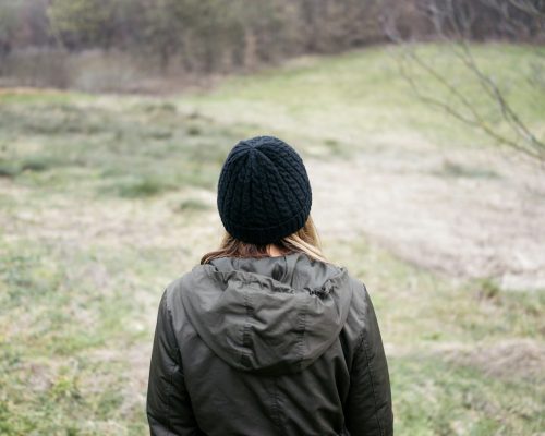 Frau gedankenverloren auf einem Spaziergang